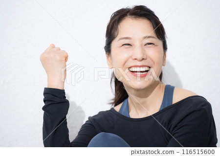 重視運動健康的女性全身特寫，握拳 116515600