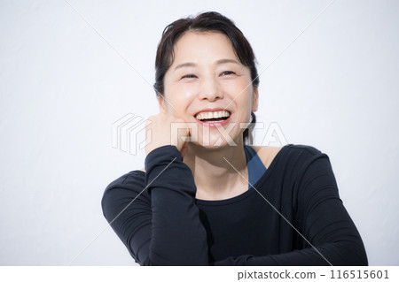 一位美麗的中年婦女因健康和飲食而享受運動和鍛煉的笑臉形象的特寫。 116515601