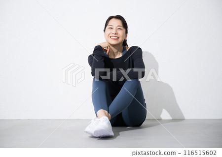 一位美麗的中年婦女因健康和飲食而享受運動和鍛煉的笑臉形象的特寫。 116515602