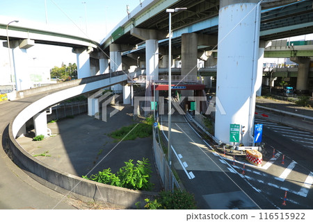 An underpass entrance where multiple lanes of the urban expressway intersect with a general road (Hanshin Expressway Route 4 Wangan Line Ohama IC) 116515922