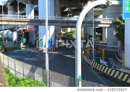 An intersection where general roads and urban expressways coexist (Hanshin Expressway Route 4 Wangan Line Ohama IC) 116515927