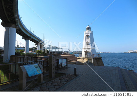 The old Sakai Lighthouse and the Hanshin Expressway elevated road remaining in Sakai City, Osaka Prefecture (old Sakai Port) 116515933
