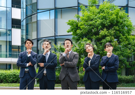 一群高管男女商人仰望天空思考 116516957