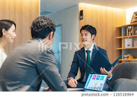 一對中年夫婦和輔導員在大廳交談 一對中年夫婦和輔導員在大廳交談 116516964
