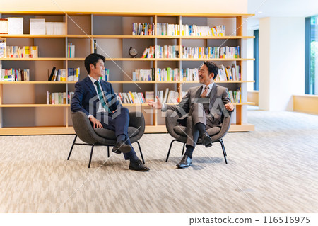 Middle-aged business person having a conversation 116516975
