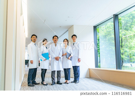 A group of white-coated doctors, university medical offices, hospitals, and scientists lined up in the aisles with smiles 116516981