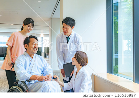 醫生和護士與坐輪椅的老年男性患者交談 醫生和護士與坐輪椅的老年男性患者交談 116516987