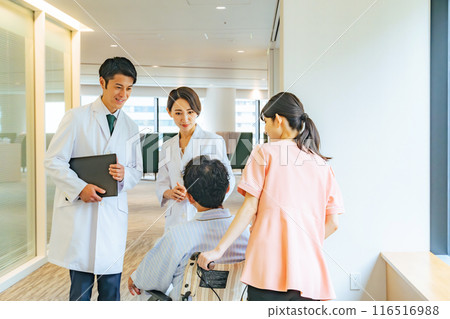 醫生和護士與坐輪椅的老年男性患者交談 醫生和護士與坐輪椅的老年男性患者交談 116516988