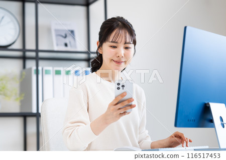 使用計算機的自由職業年輕女性 116517453