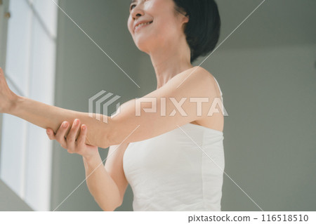 female, lady, woman 116518510