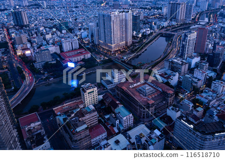 從越南胡志明市著名的西貢天空甲板欣賞日落美景 從越南胡志明市著名的西貢天空甲板欣賞日落美景 116518710
