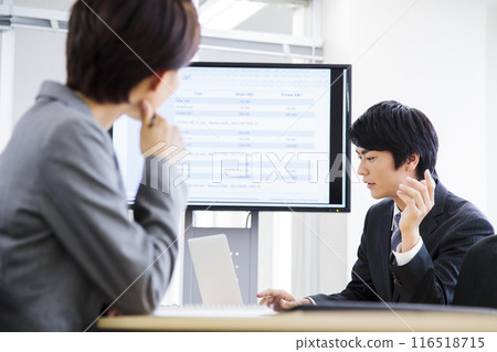 Male and female businessmen having a meeting in the office Male and female businessmen having a meeting in the office 116518715