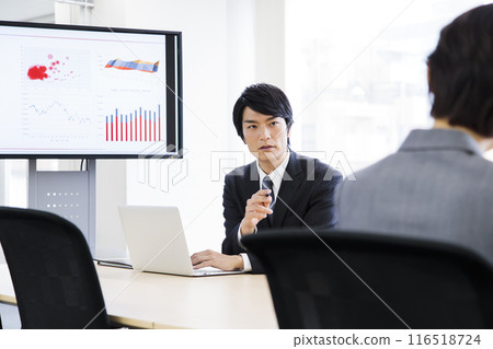 男女商人在辦公室開會 116518724
