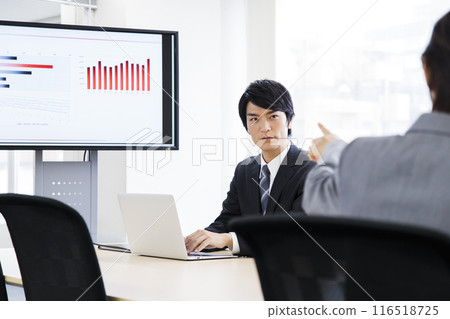 男女商人在辦公室開會 116518725