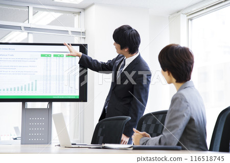 Male and female businessmen having a meeting in the office Male and female businessmen having a meeting in the office 116518745