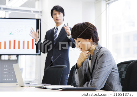 Male and female businessmen having a meeting in the office 116518753