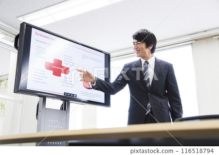 Young businessmen having a meeting in the office 116518794