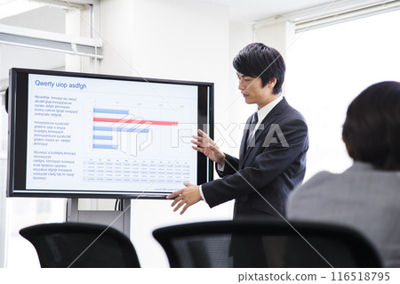 Male and female businessmen having a meeting in the office 116518795