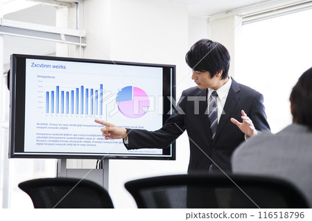 Male and female businessmen having a meeting in the office 116518796