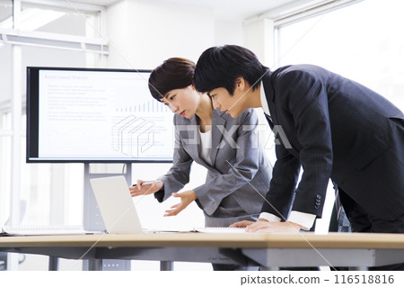 Male and female businessmen having a meeting in the office 116518816