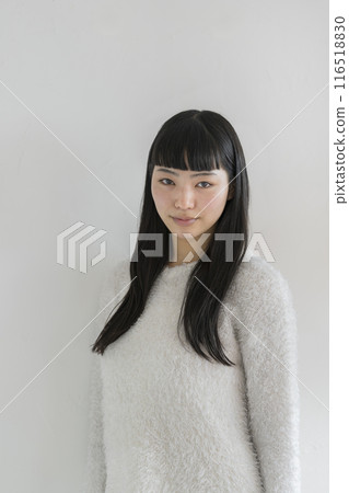 一名 20 歲女性不化妝看著鏡頭的肖像 116518830