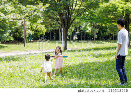 快樂的孩子和父親在公園打球 116518926
