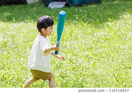 一個快樂的男孩在公園裡和蝙蝠打球 116518927