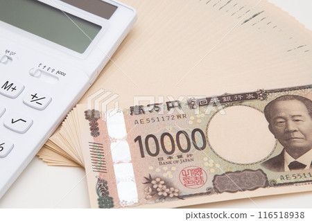 Many 10,000 yen bills (new banknotes) and a calculator 116518938