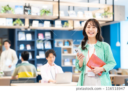 A young businesswoman working in an office. Photo courtesy of Creadisce (Maruzen-Yushodo Co., Ltd.) 116518947