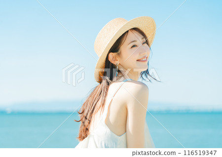 戴著草帽的女人，背景是海和藍天 116519347