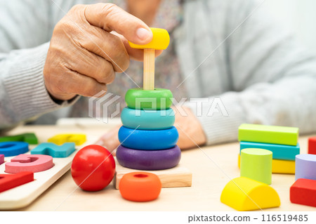 Alzheimer disease AD, Asian senior woman patient suffering from dementia learn practical motor skills rehabilitation. Alzheimer disease AD, Asian senior woman patient suffering from dementia learn practical motor skills rehabilitation. 116519485