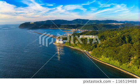 使用無人機從高空拍攝和歌山縣加田田倉崎附近的大海、山脈、漁港和釣魚點的壯麗景色 116519488