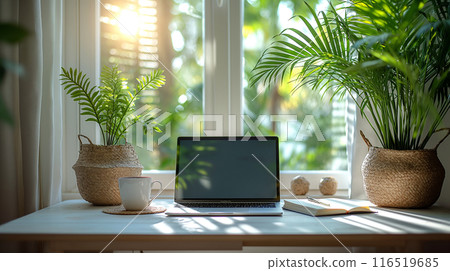 窗邊的筆記型電腦 116519685