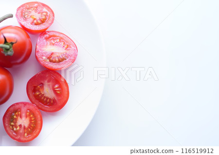 3:2 fresh halved medium tomatoes 116519912