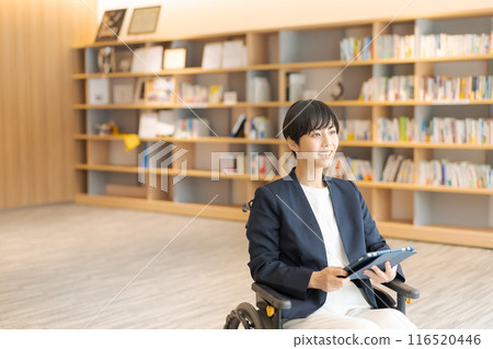 圖書館裡坐輪椅的年輕女子 116520446