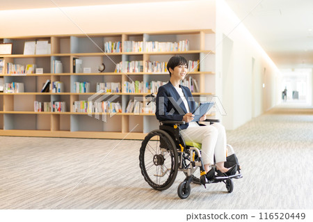 圖書館裡坐輪椅的年輕女子 116520449