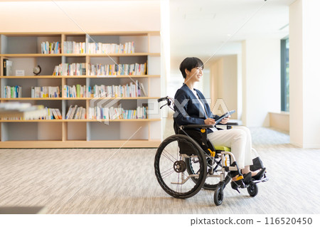 圖書館裡坐輪椅的年輕女子 116520450