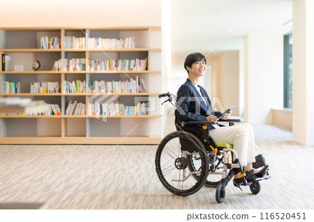 圖書館裡坐輪椅的年輕女子 116520451