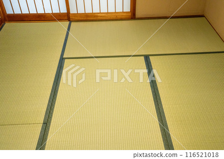 Changing tatami mats: Japanese-style room 2 with new tatami mats Changing tatami mats: Japanese-style room 2 with new tatami mats 116521018