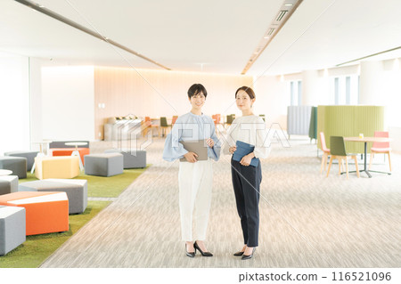 Portrait of women working in an office 116521096