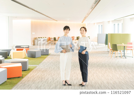 Portrait of women working in an office 116521097