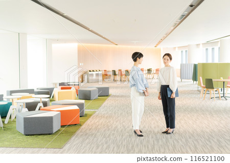 在辦公室工作的女性肖像 在辦公室工作的女性肖像 116521100