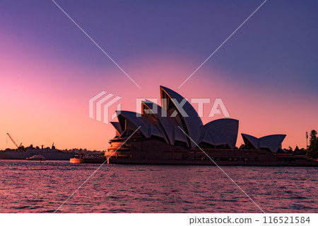 Evening glow of the opera house 116521584