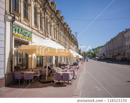 [Ukraine] A quiet street lined with open-air cafes in Podil, an old town in the capital Kyiv 116523150