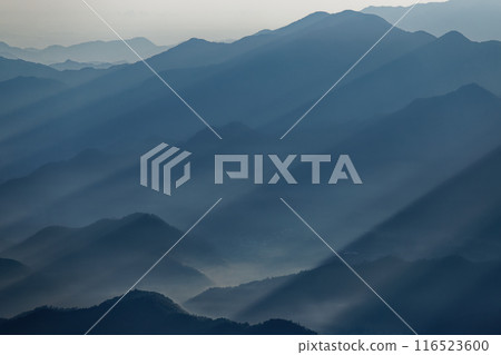 早晨從光峠看到的面向都留的山脈的光芒 116523600