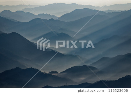 早晨從光峠看到的面向都留的山脈的光芒 116523606