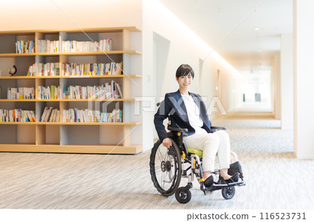 圖書館裡坐輪椅的年輕女子 116523731