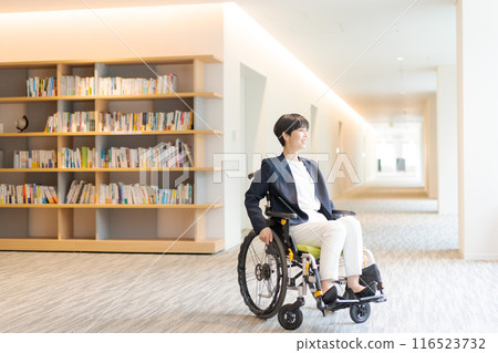 圖書館裡坐輪椅的年輕女子 116523732