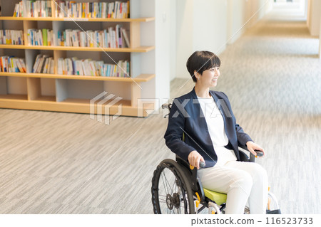 圖書館裡坐輪椅的年輕女子 116523733