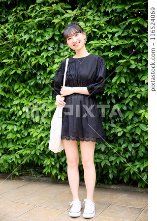 站在草地前的女大學生 116524069